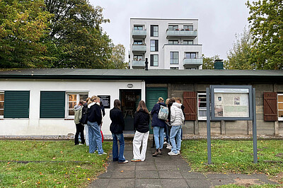 Students being welcomed in front of the Plattenhaus Poppenbüttel Memorial
