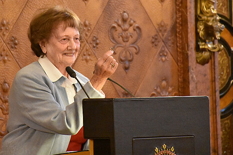 Edith Kraus hält einen Ring in die Höhe, der ihr von einem Hamburger geschenkt wurde 